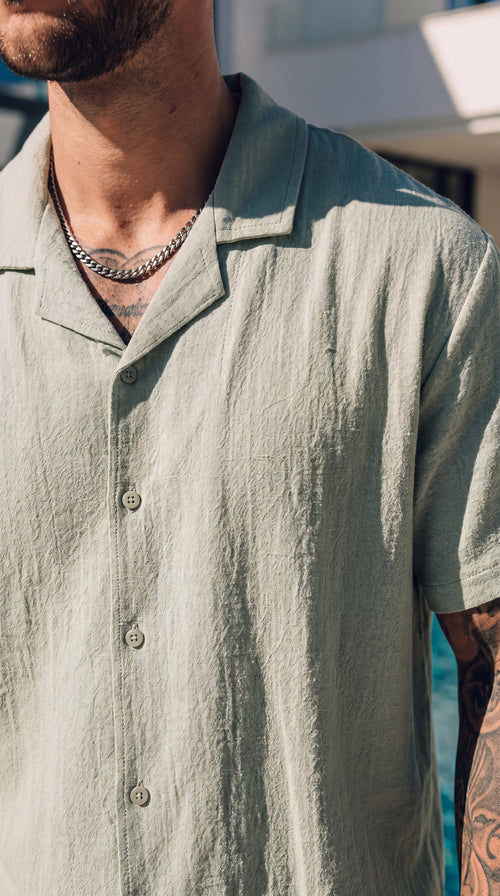 Set de Verano para Hombre – Camisa y Shorts de Color Sólido, Estética Vintage y Sofisticada