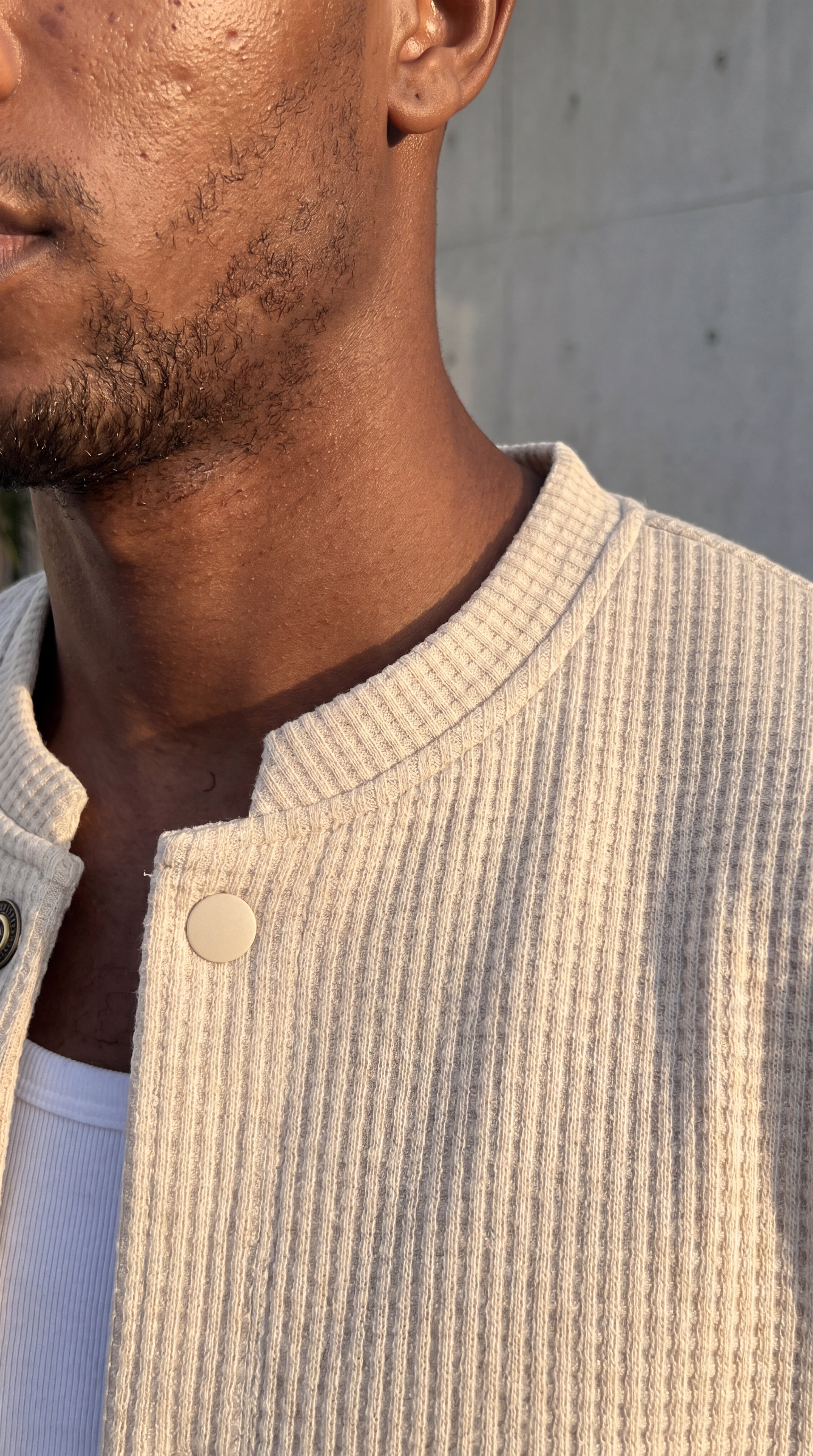 Set Masculino Color Caqui – Camisa de Manga Corta con Cuello Alto y Pantalón con Cordón, Estética Minimalista y Sofisticada